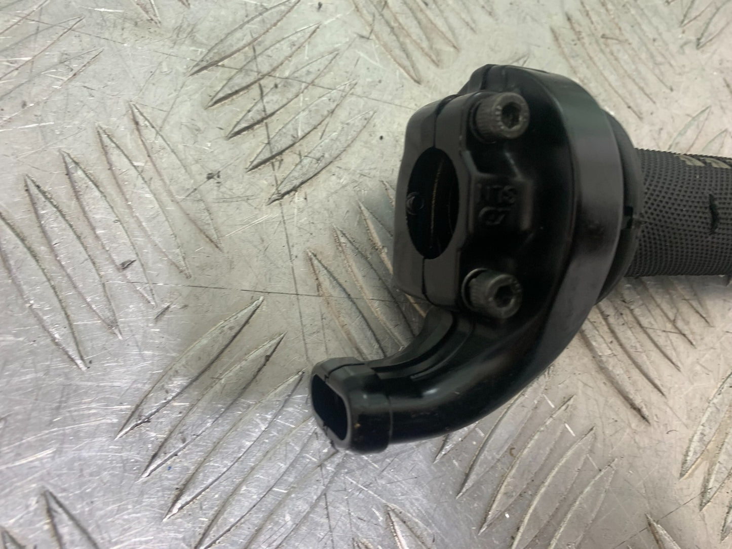 YAMAHA YZF R1 14 B BIG BANG THROTTLE AND TWIST GRIP   2009-14 (CMB1175)