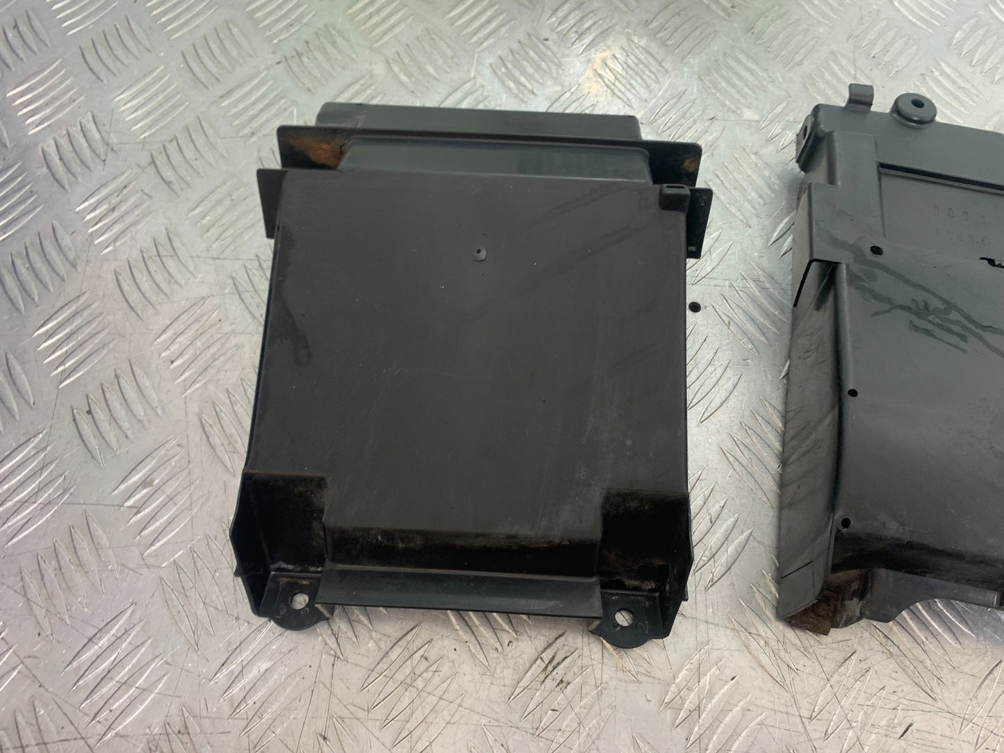 KAWASAKI Z750 Z 750 UNDERTRAY  YEAR 2004-2006  (CMB1234)