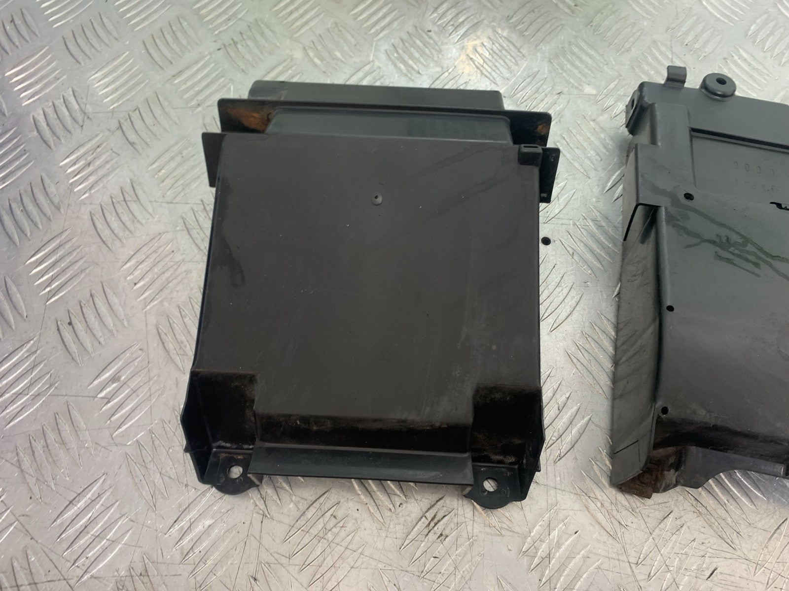 KAWASAKI Z750 Z 750 UNDERTRAY  YEAR 2004-2006  (CMB1234)