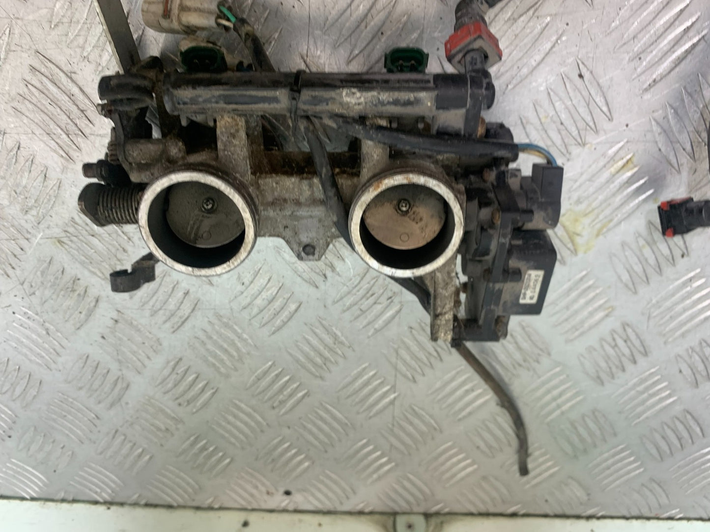 KAWASAKI ER6 F ER6F THROTTLE BODIES  (SOLD AS PARTS)   YEAR 2005-2008 (CMB1277)