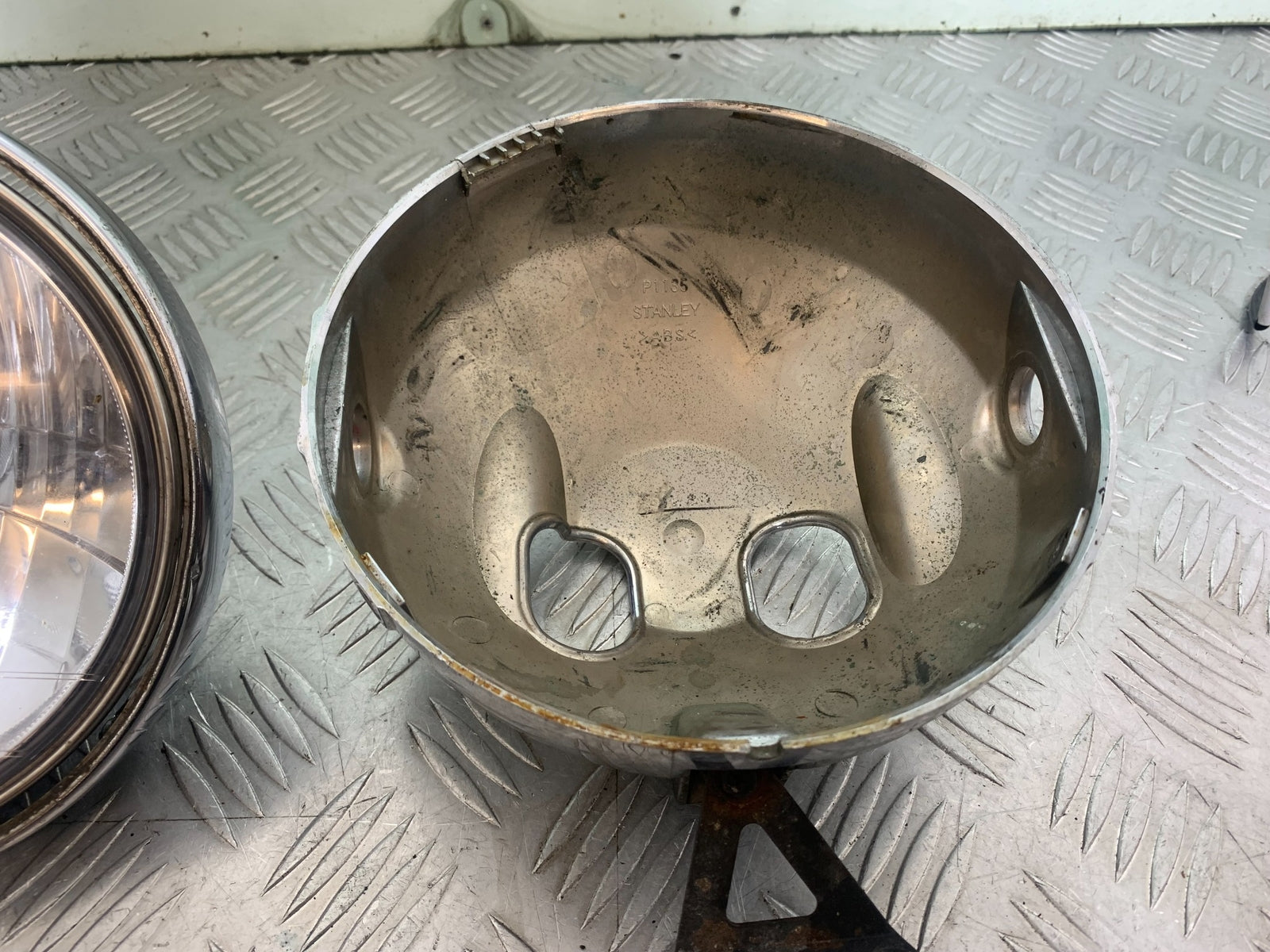 SUZUKI GSF600 GSF 600 BANDIT HEADLIGHT AND BACKING   YEAR 2001-2003 (CMB1157)