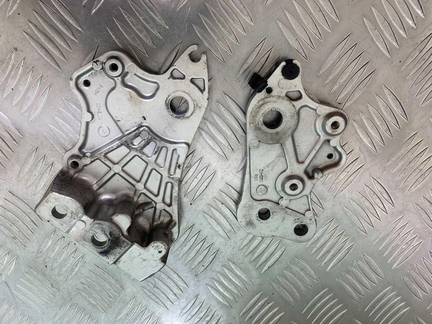 YAMAHA MT07 MT-07 LEFT & RIGHT HANGER BRACKETS YEAR 2014 (STOCK 995)