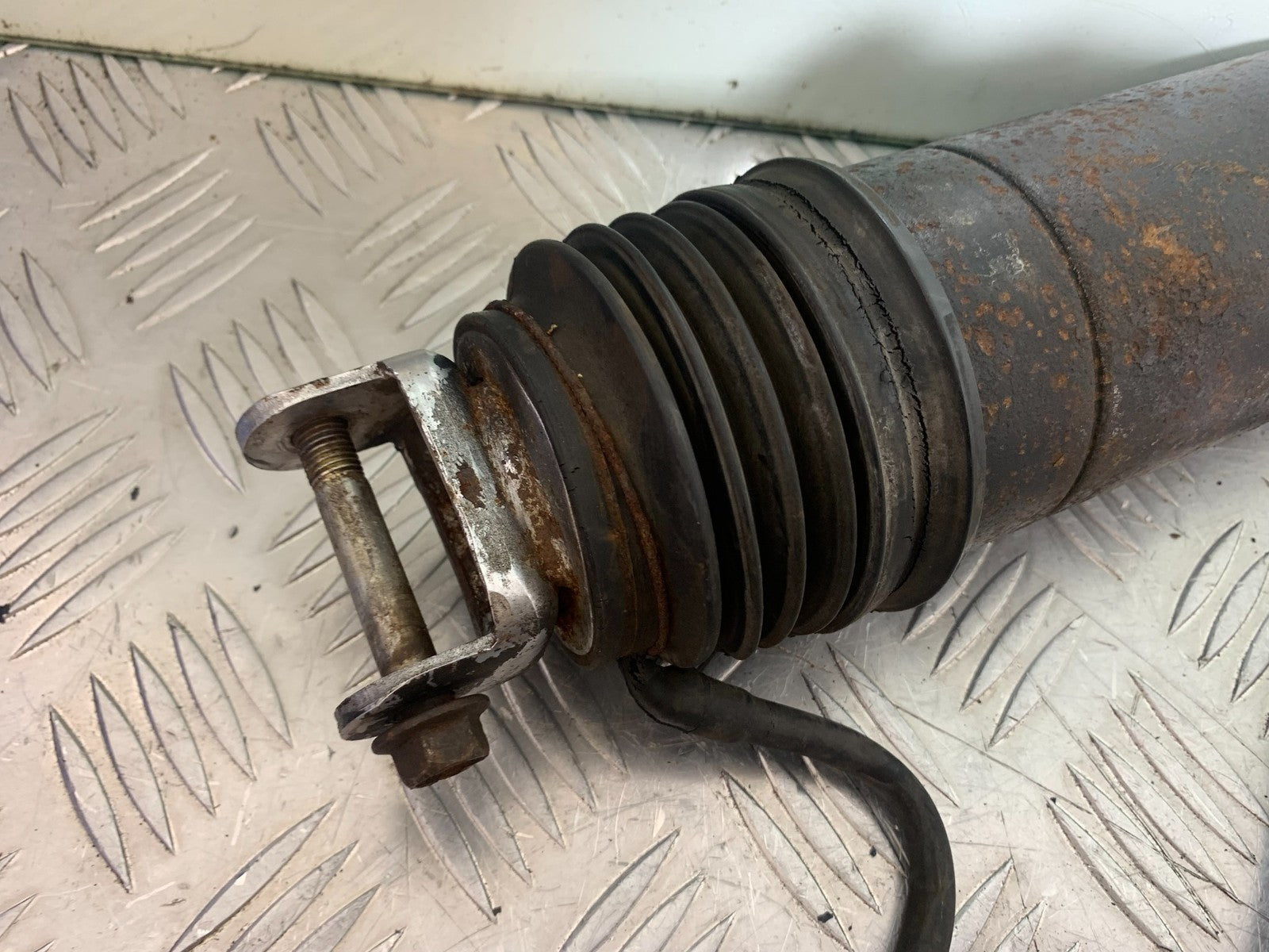 HONDA GL500 GL 500 SILVERWING REAR SHOCK  YEAR 1981-82  (CMB1168)