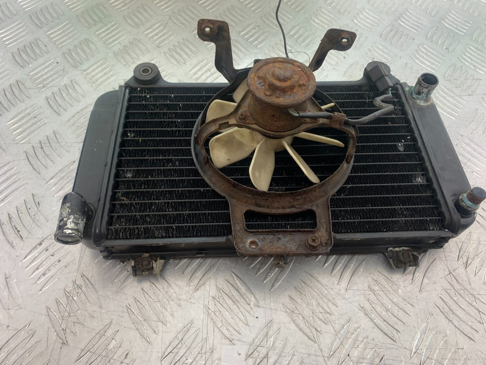 KAWASAKI GPZ600 GPZ 600 RADIATOR AND FAN  YEAR 1988-90 (CMB1258)