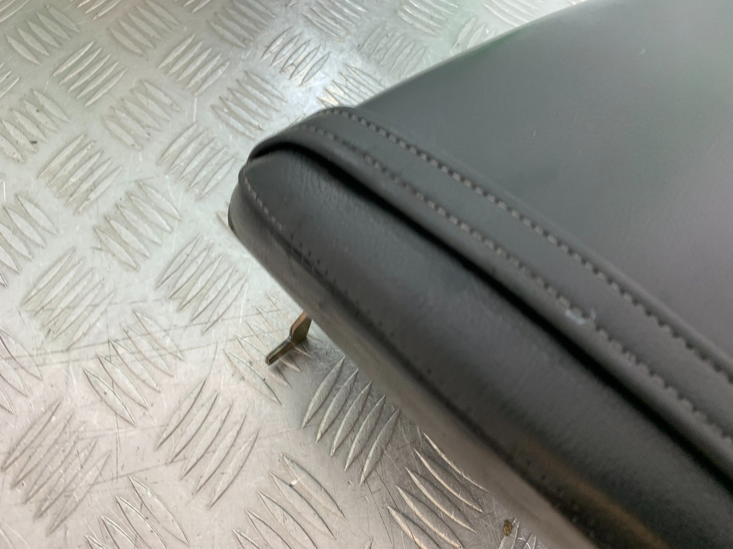 TRIUMPH 955i DAYTONA REAR SEAT  YEAR 2002-2006 (CMB1229)