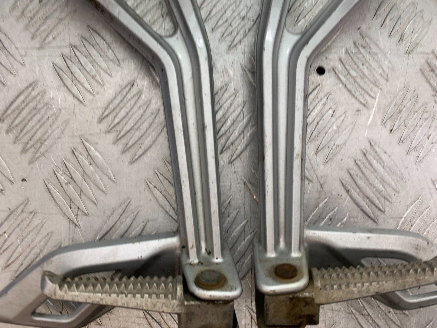YAMAHA YZF-R125 YZF 125 REAR HANGERS AND PEGS  YEAR 2019-2022 (CMB1263)