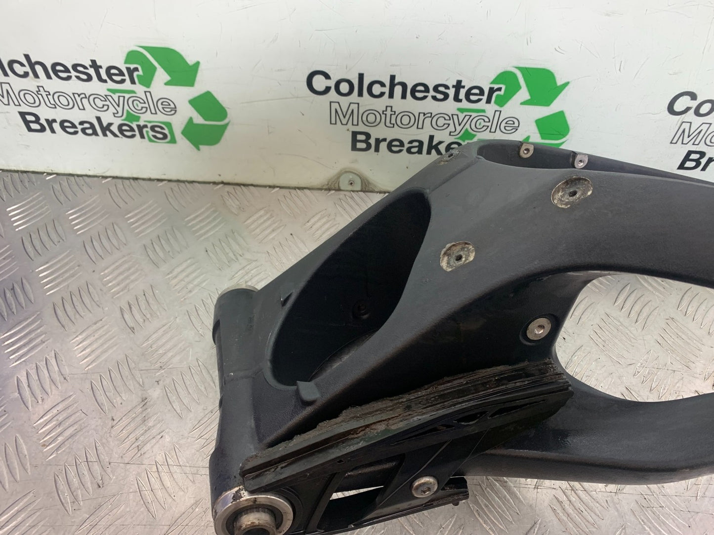 TRIUMPH 675 STREET TRIPLE R SWINGARM YEAR 2013 - 2016 (CMB1221)