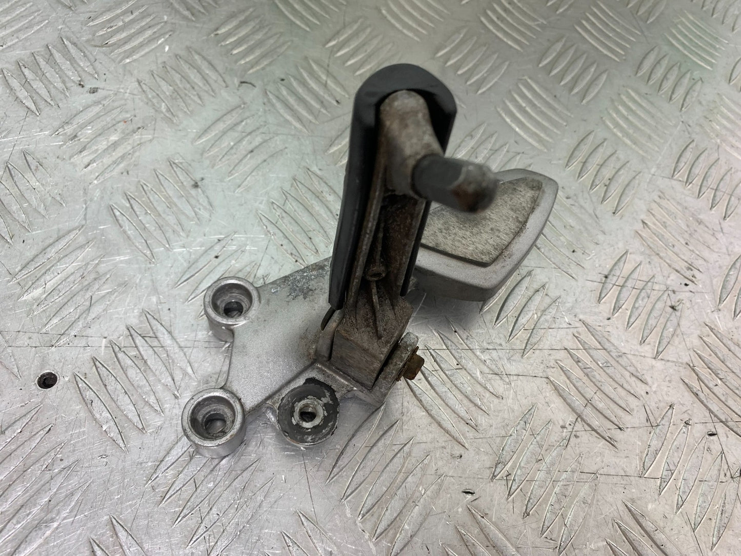 TRIUMPH 955i SPRINT ST FRONT LEFT HANGER   YEAR 1999-04 (CMB1230)