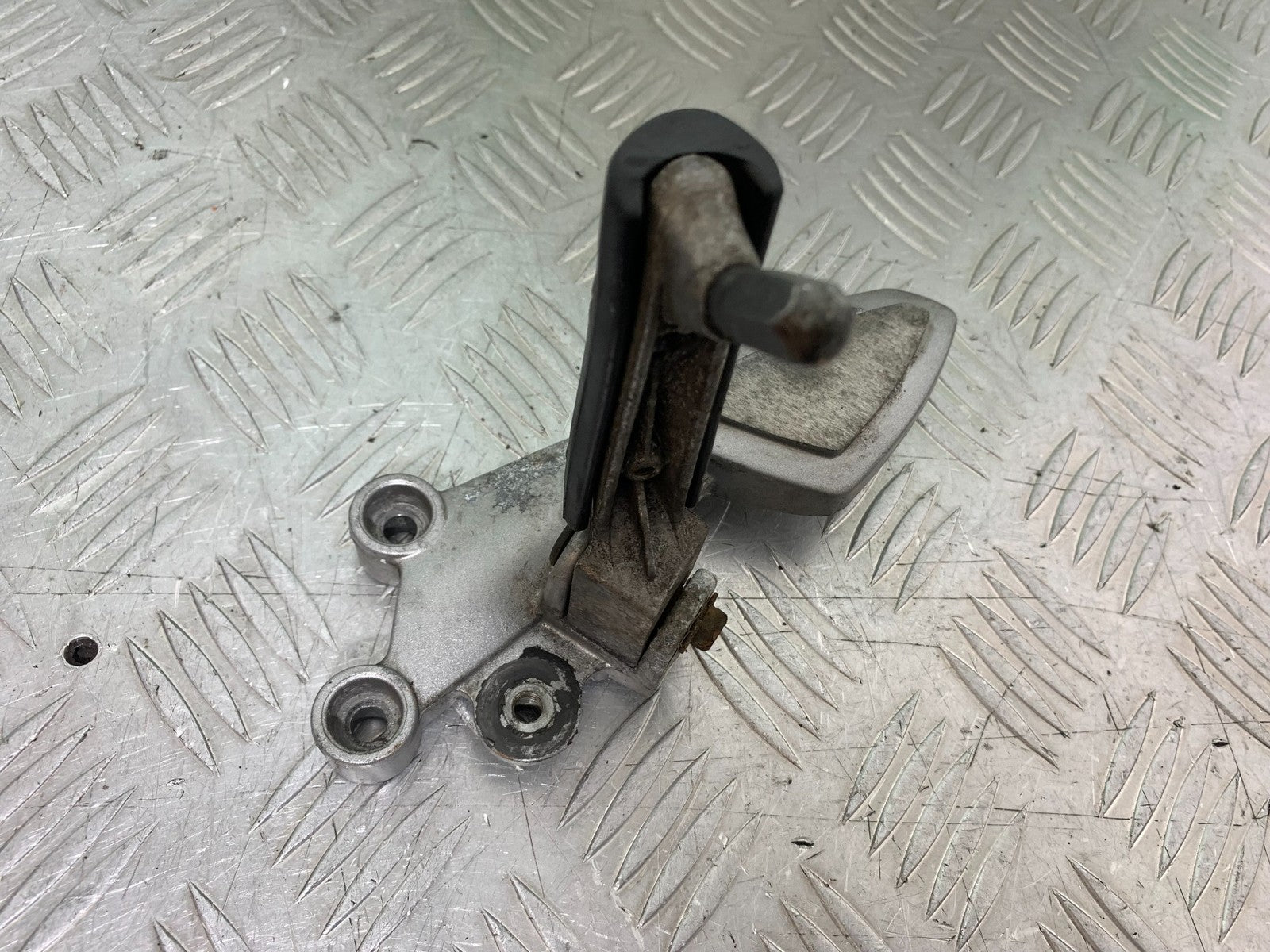 TRIUMPH 955i SPRINT ST FRONT LEFT HANGER   YEAR 1999-04 (CMB1230)