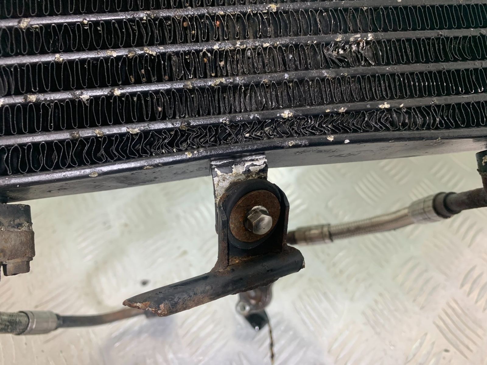 TRIUMPH SPRINT ST 955I OIL COOLER AND LINES YEAR 1999 TO 2004 (CMB1089)