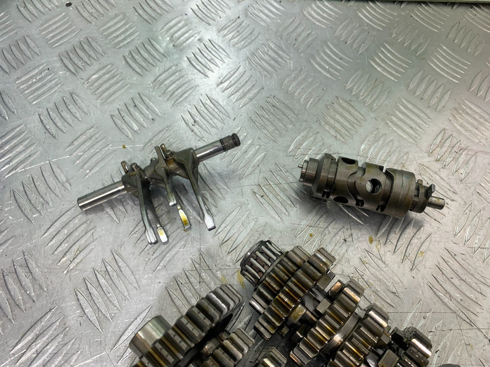 TRIUMPH 955I SPRINT RS GEAR BOX  YEAR 1999-04