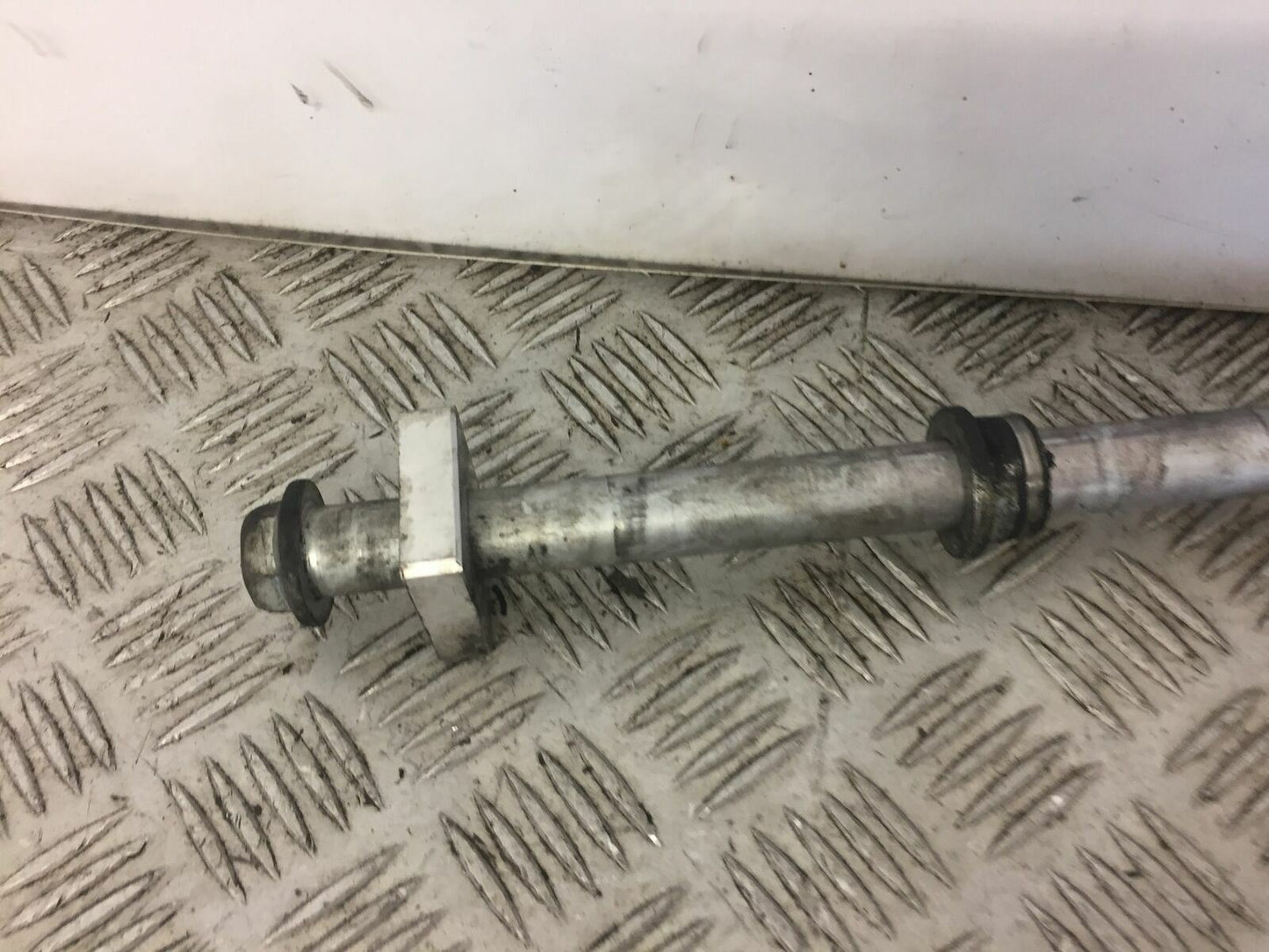 KAWASAKI ER6 F REAR WHEEL SPINDLE  YEAR 2016