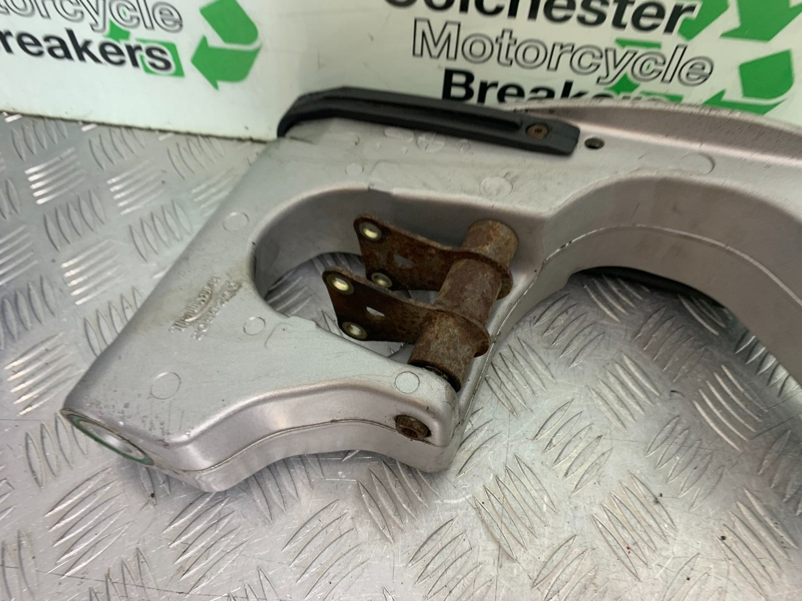TRIUMPH 955i SPRINT ST SWINGARM YEAR 1999-04 (CMB1230)