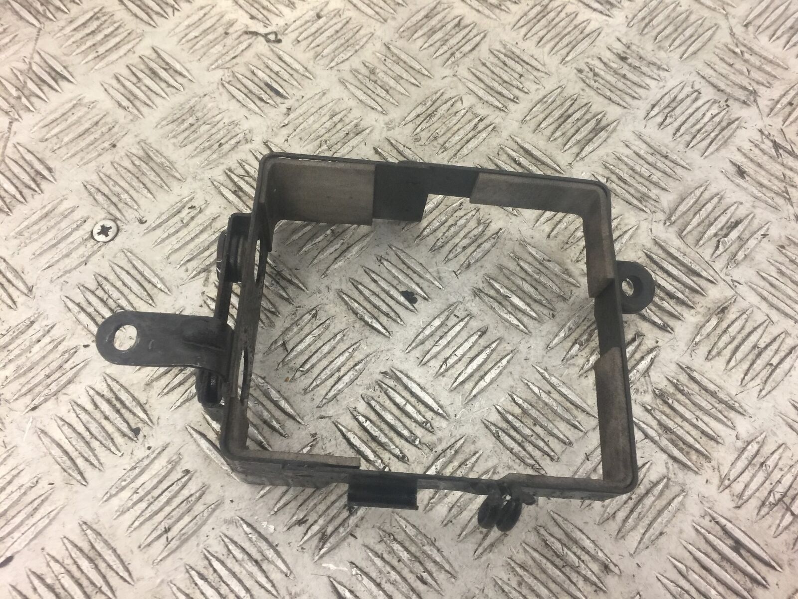 SUZUKI GZ125 GZ 125 MARAUDER BATTERY TRAY  YEAR 2002
