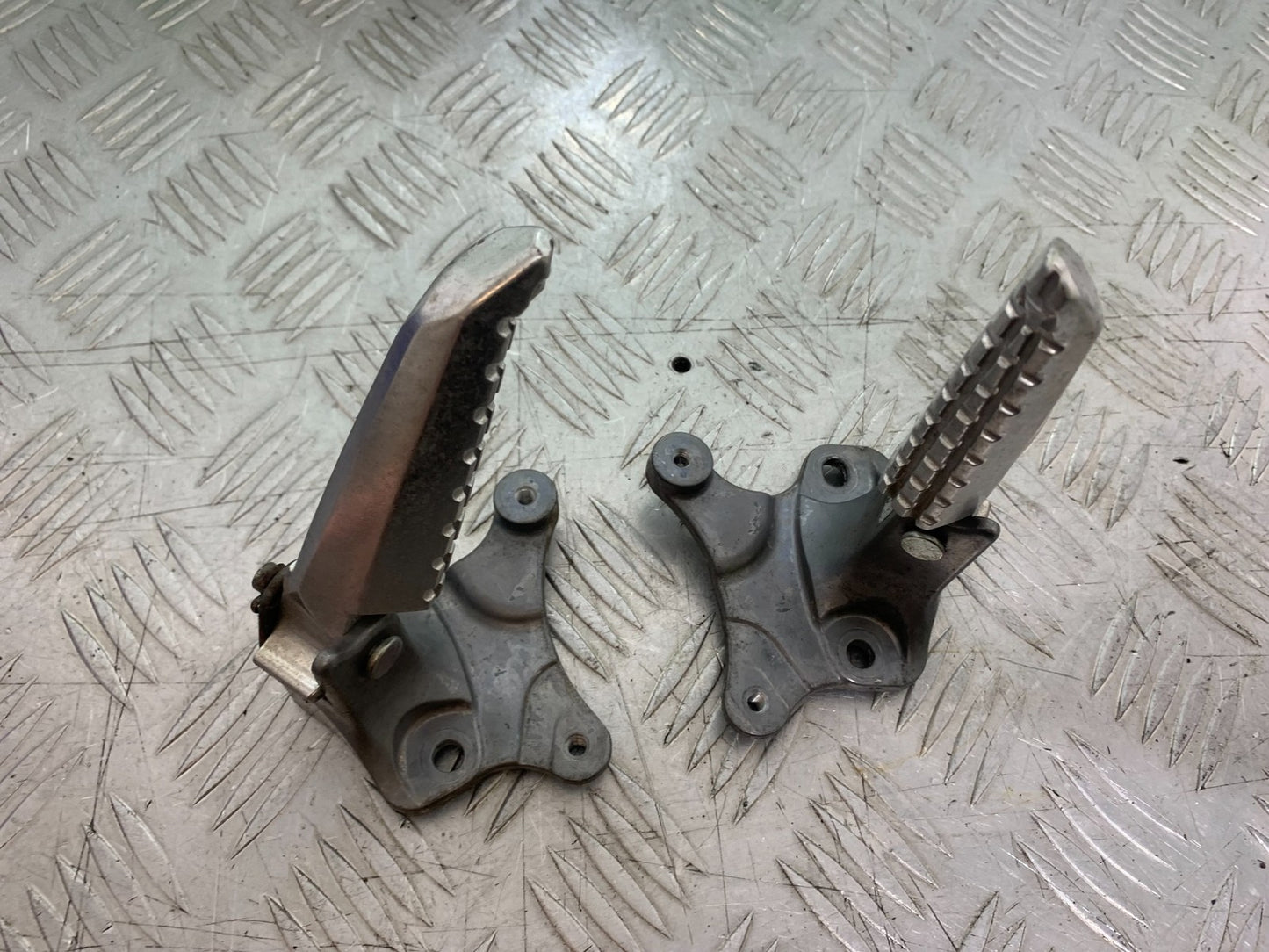 YAMAHA XMAX 300 LEFT AND RIGHT FOOTPEGS   YEAR 2017-2020 (CMB1218)
