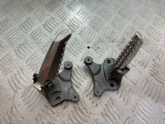 YAMAHA XMAX 300 LEFT AND RIGHT FOOTPEGS   YEAR 2017-2020 (CMB1218)