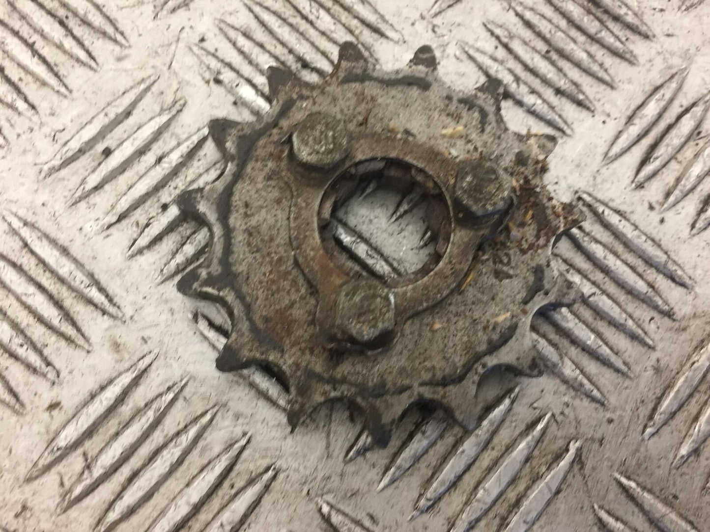 SUZUKI GT550 GT 550 FRONT SPROCKET   (STOCK 594)