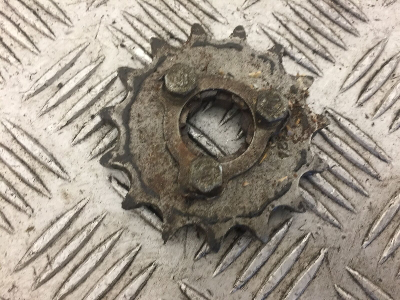 SUZUKI GT550 GT 550 FRONT SPROCKET   (STOCK 594)