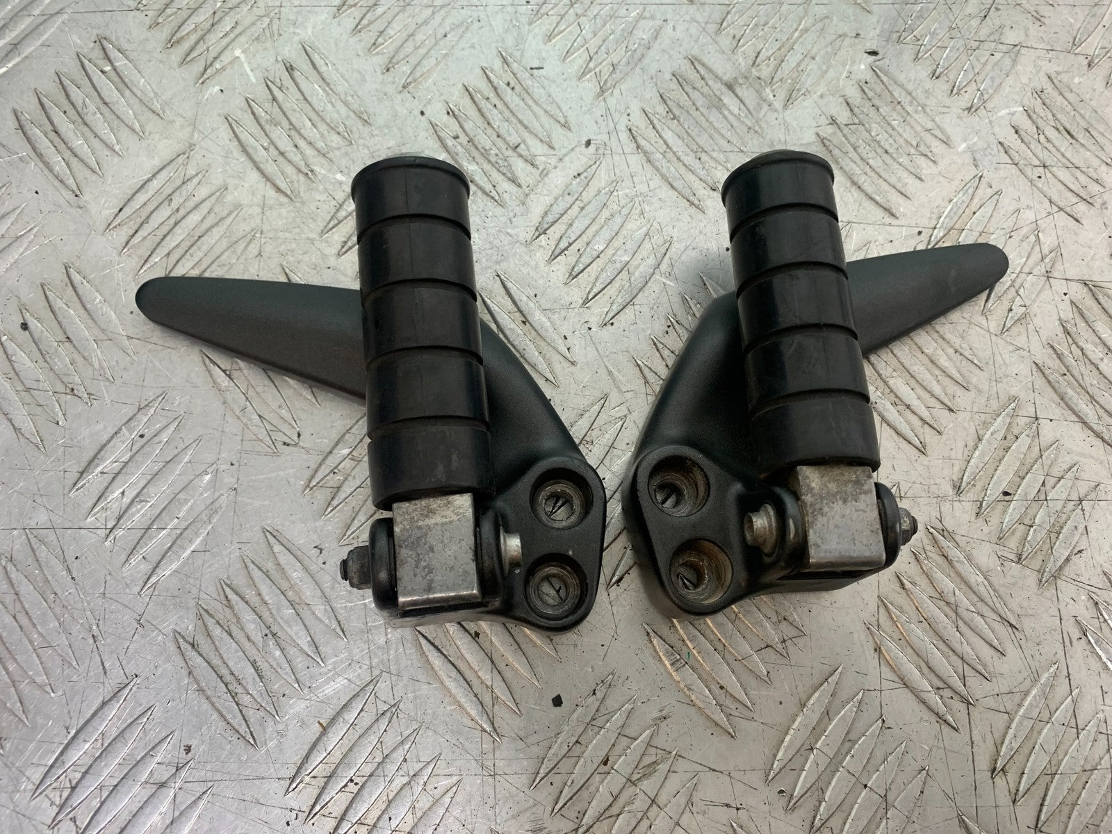 YAMAHA XVS 1300 MIDNIGHT STAR REAR HANGER AND PEGS  YEAR 2007-16 (CMB1200)