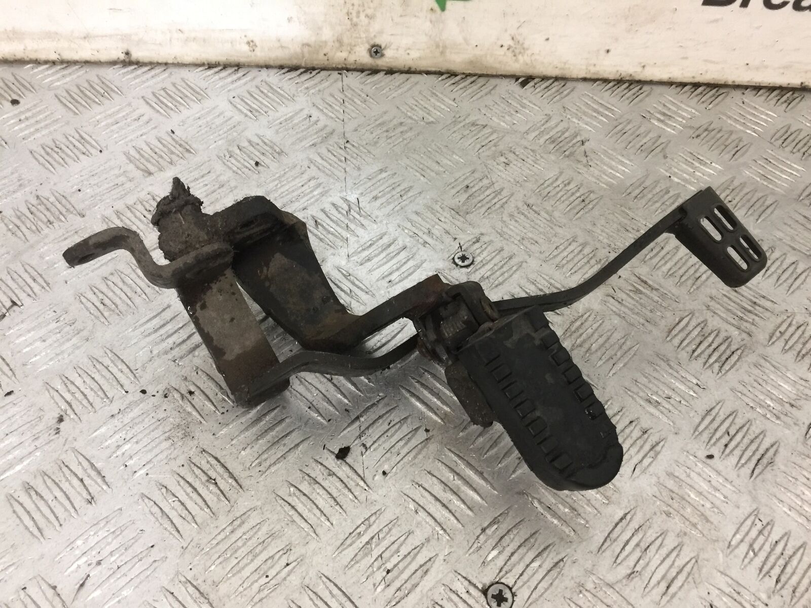 YAMAHA XTZ 750 SUPER TENERE RIGHT FRONT PEG HANGER  YEAR 1990-1995 (STOCK 889)