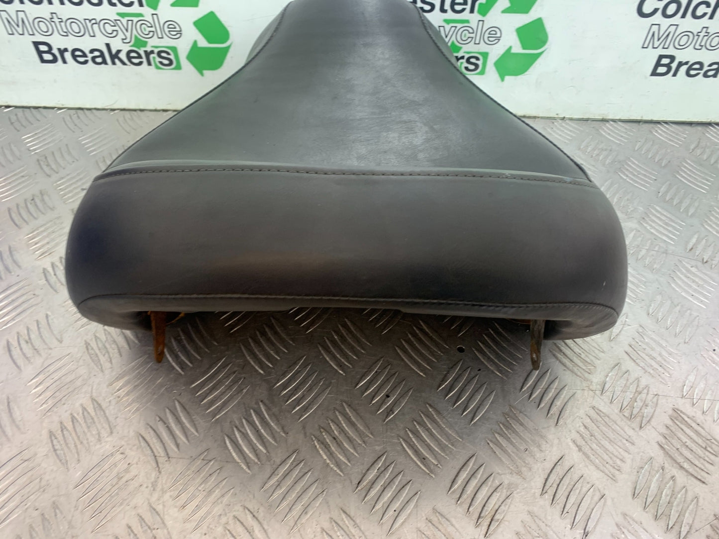 KAWASAKI VN1500 CLASSIC FRONT SEAT   YEAR 1999 -2006 (CMB1166)