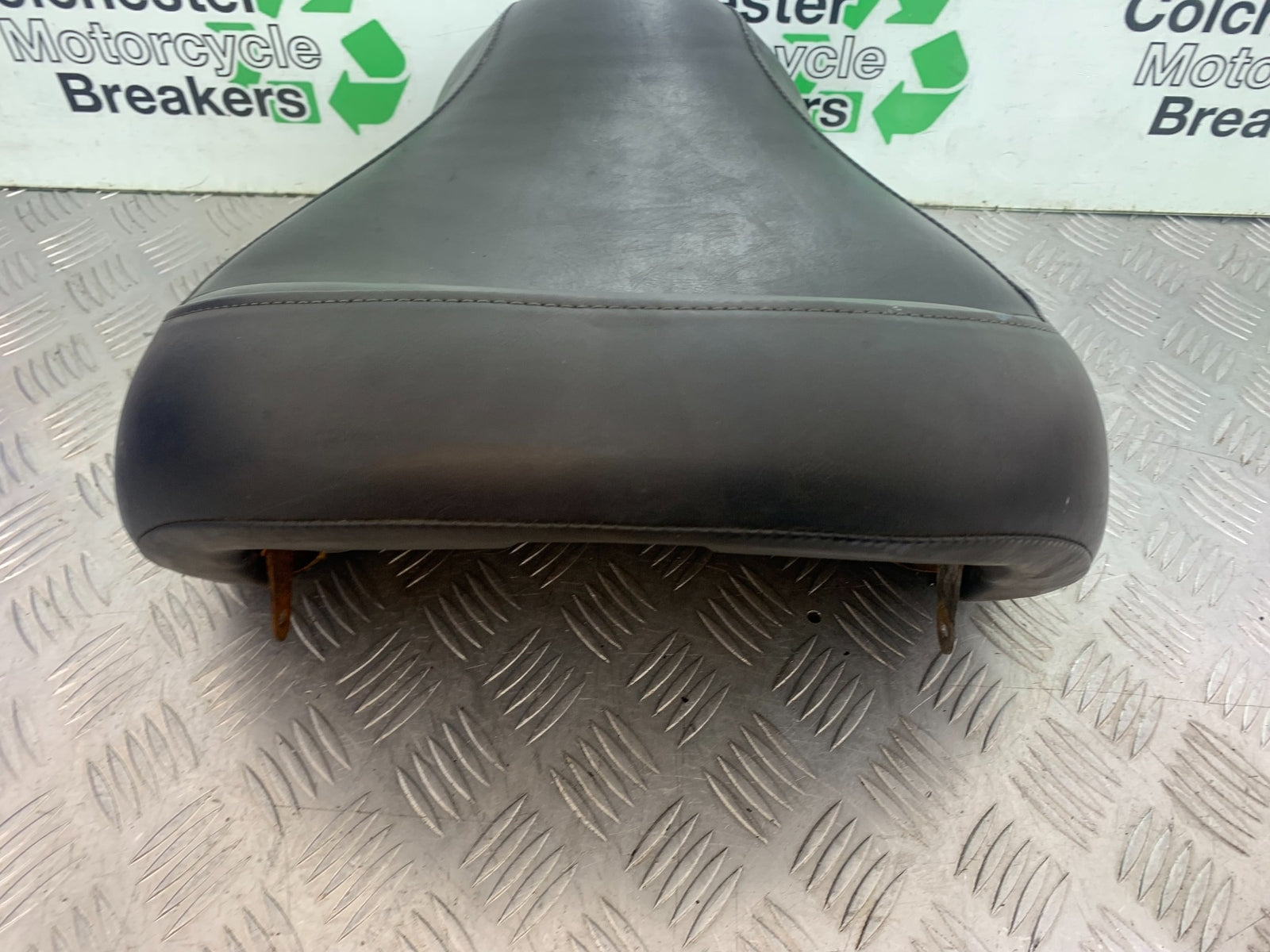 KAWASAKI VN1500 CLASSIC FRONT SEAT   YEAR 1999 -2006 (CMB1166)