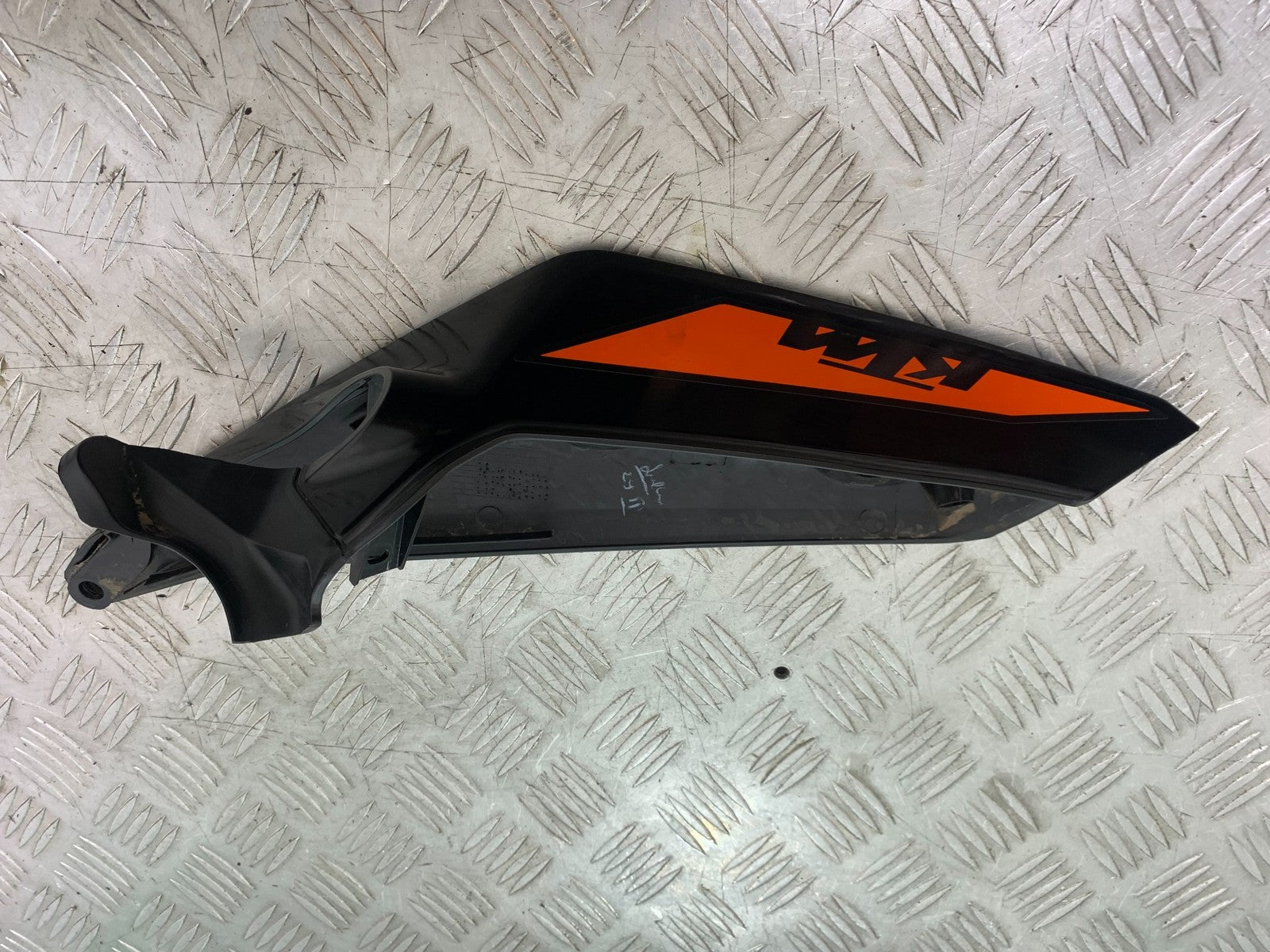 KTM 125 DUKE RIGHT SEAT PANEL   YEAR 2018-2023 (CMB1185)