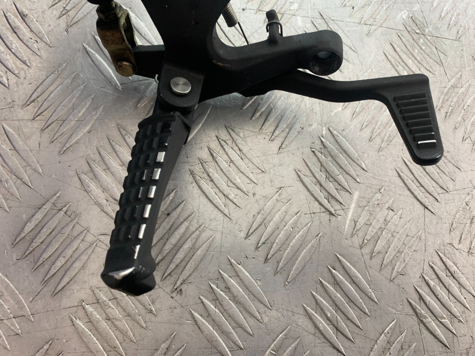 TRIUMPH 1050 SPEED TRIPLE FRONT RIGHT HANGER  YEAR 2005-2007 (CMB1322)