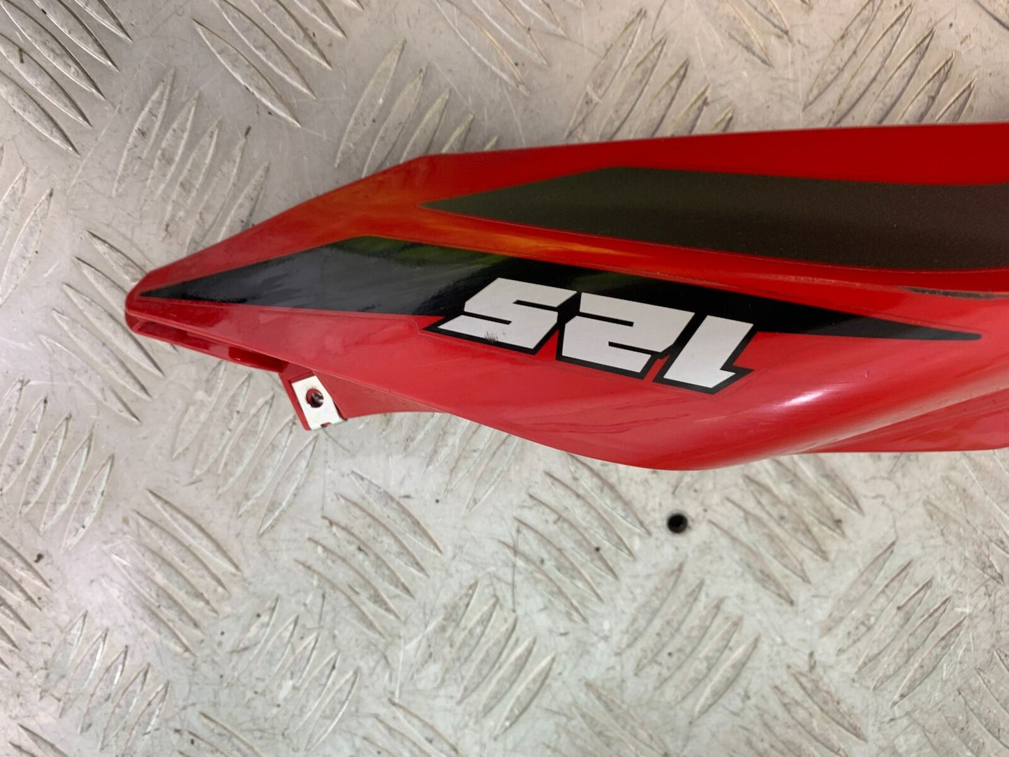 BENELLI BN125 BN 125 RIGHT SEAT PANEL    YEAR 2018-2021 (CMB1080)