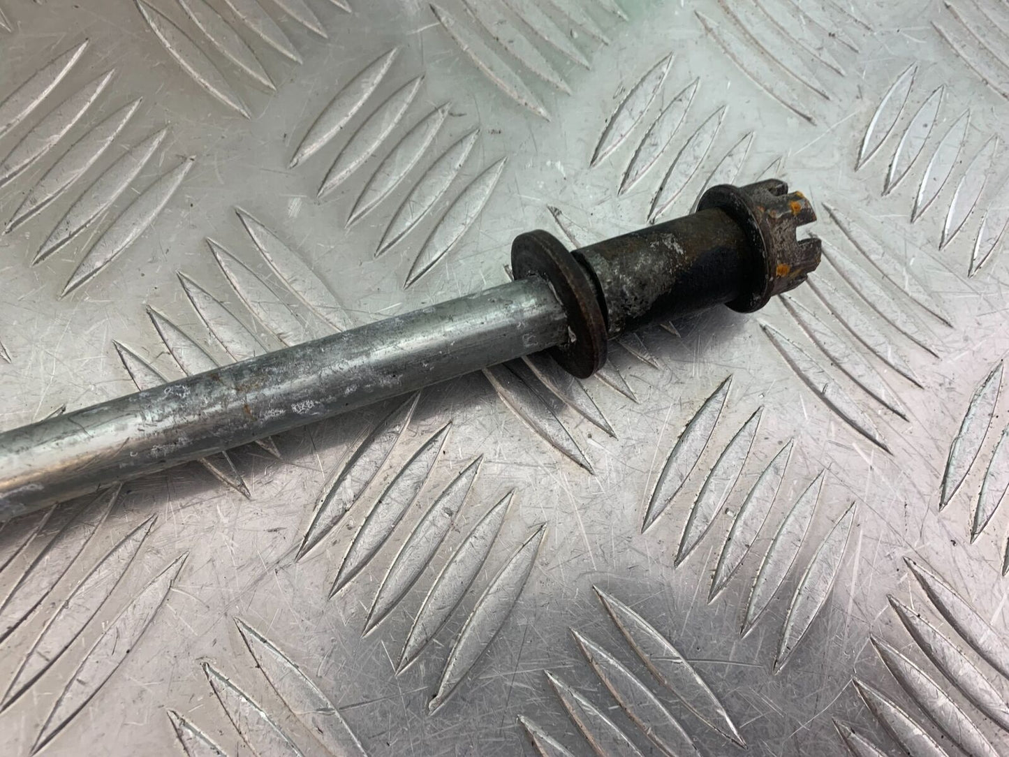 YAMAHA XV535 XV 535 VIRAGO REAR WHEEL SPINDLE YEAR 1994-02 (CMB1044)