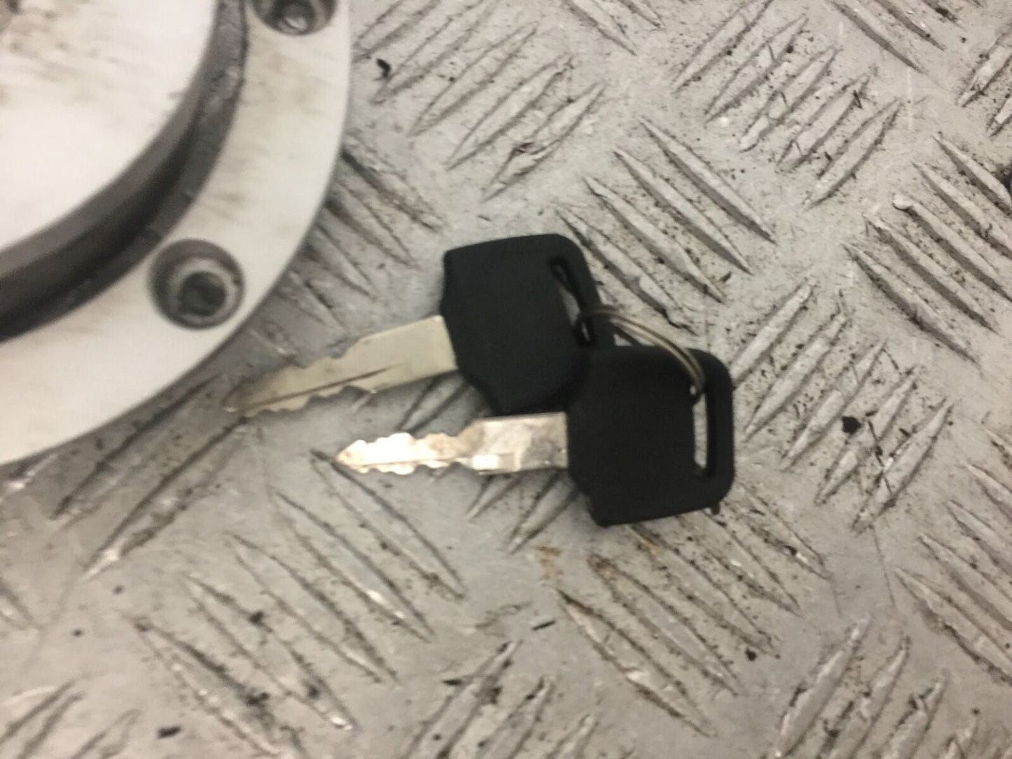 HONDA CBR600 CBR 600 RR PETROL CAP AND KEYS YEAR 2003-2004 (STOCK 834)
