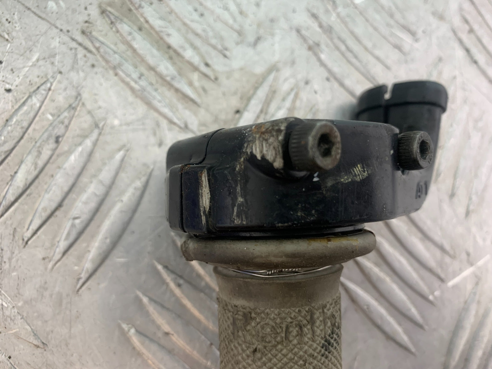 YAMAHA YZF R1 THROTTLE AND GRIP  YEAR 2004-2006 (CMB1155)