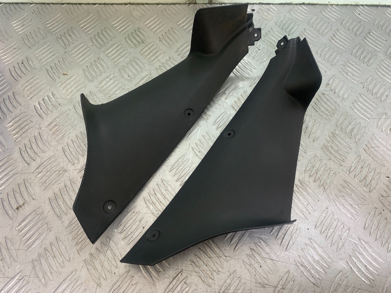 TRIUMPH 1050 SPRINT ST LEFT & RIGHT INNER  INFILLS   YEAR 2004-2007 (CMB1197)