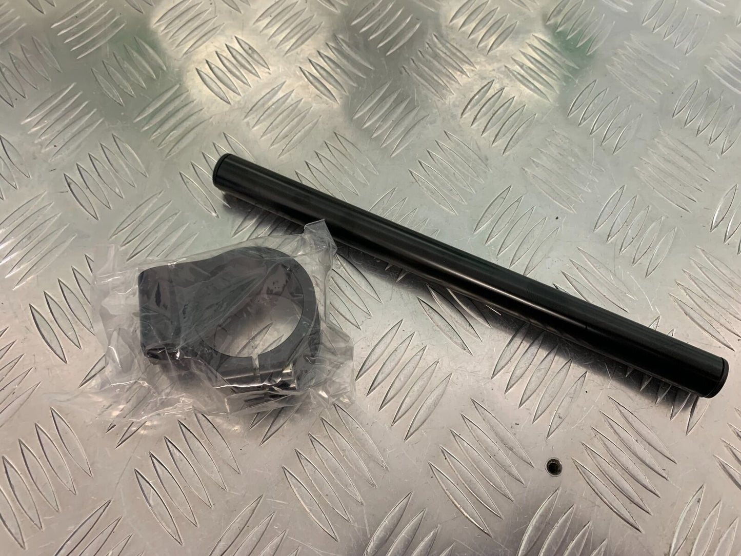 YAMAHA YZF R1 5VY RIGHT HANDLEBAR  YEAR 2004-2006 (STOCK 953)