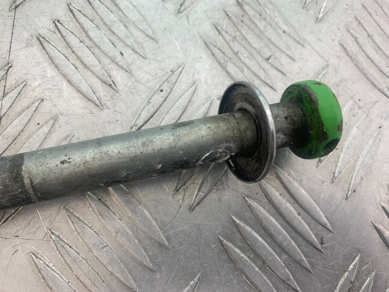 KAWASAKI GT550 GT 550 REAR WHEEL SPINDLE YEAR 1984-87 (CMB1141)