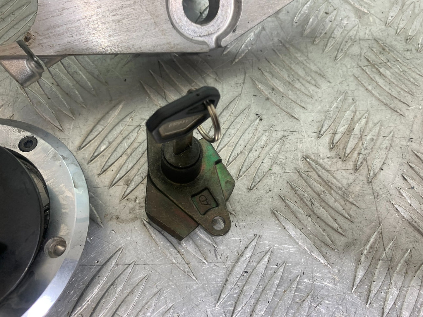 KAWASAKI ZX9R ZX9 E1 LOCKS AND KEYS   YEAR 2000-01 (CMB1171)