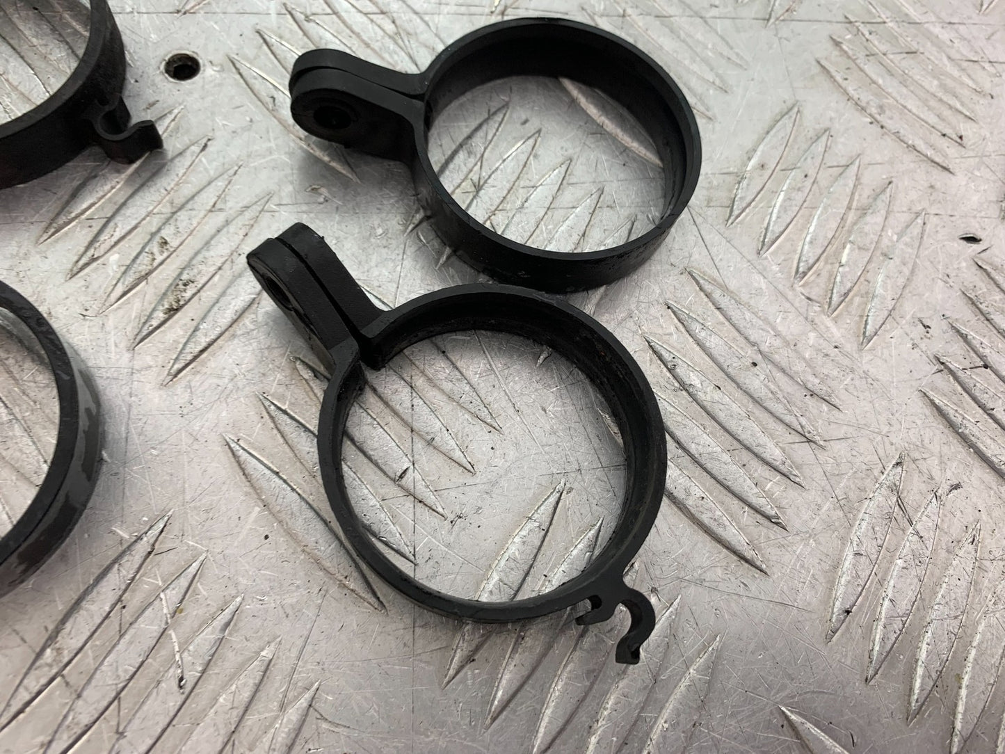 TRIUMPH 955i DAYTONA MUDGUARD CLAMPS   YEAR 2002-2006 (CMB1229)