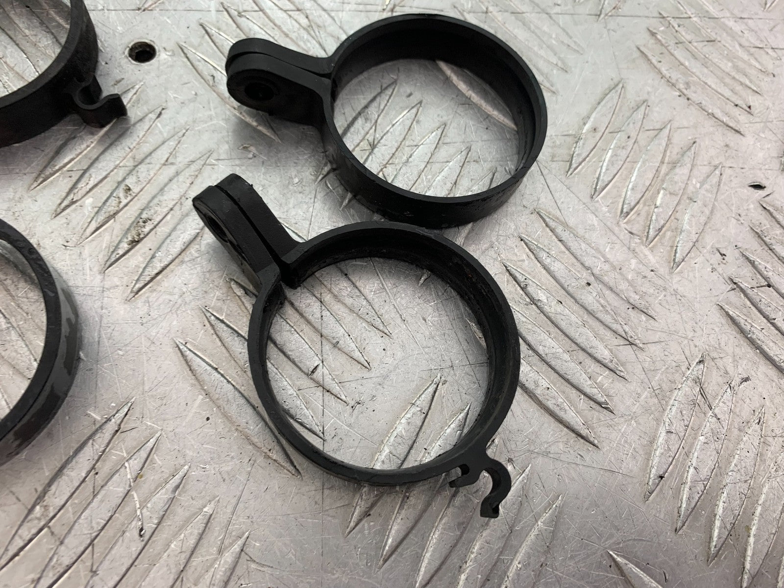 TRIUMPH 955i DAYTONA MUDGUARD CLAMPS   YEAR 2002-2006 (CMB1229)