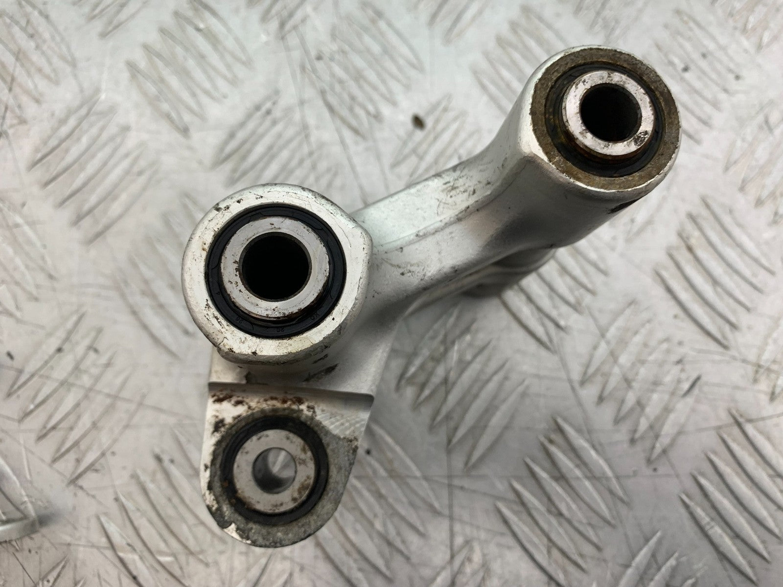 TRIUMPH 955i DAYTONA REAR SHOCK LINKAGE   YEAR 2002-2006 (CMB1229)
