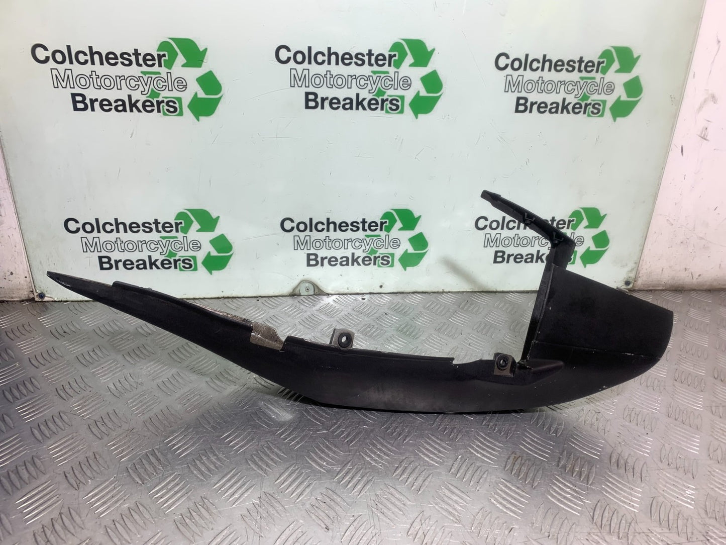 SUZUKI GS500 GS 500 LEFT SEAT PANEL   YEAR 2001-2008 (CMB1254)