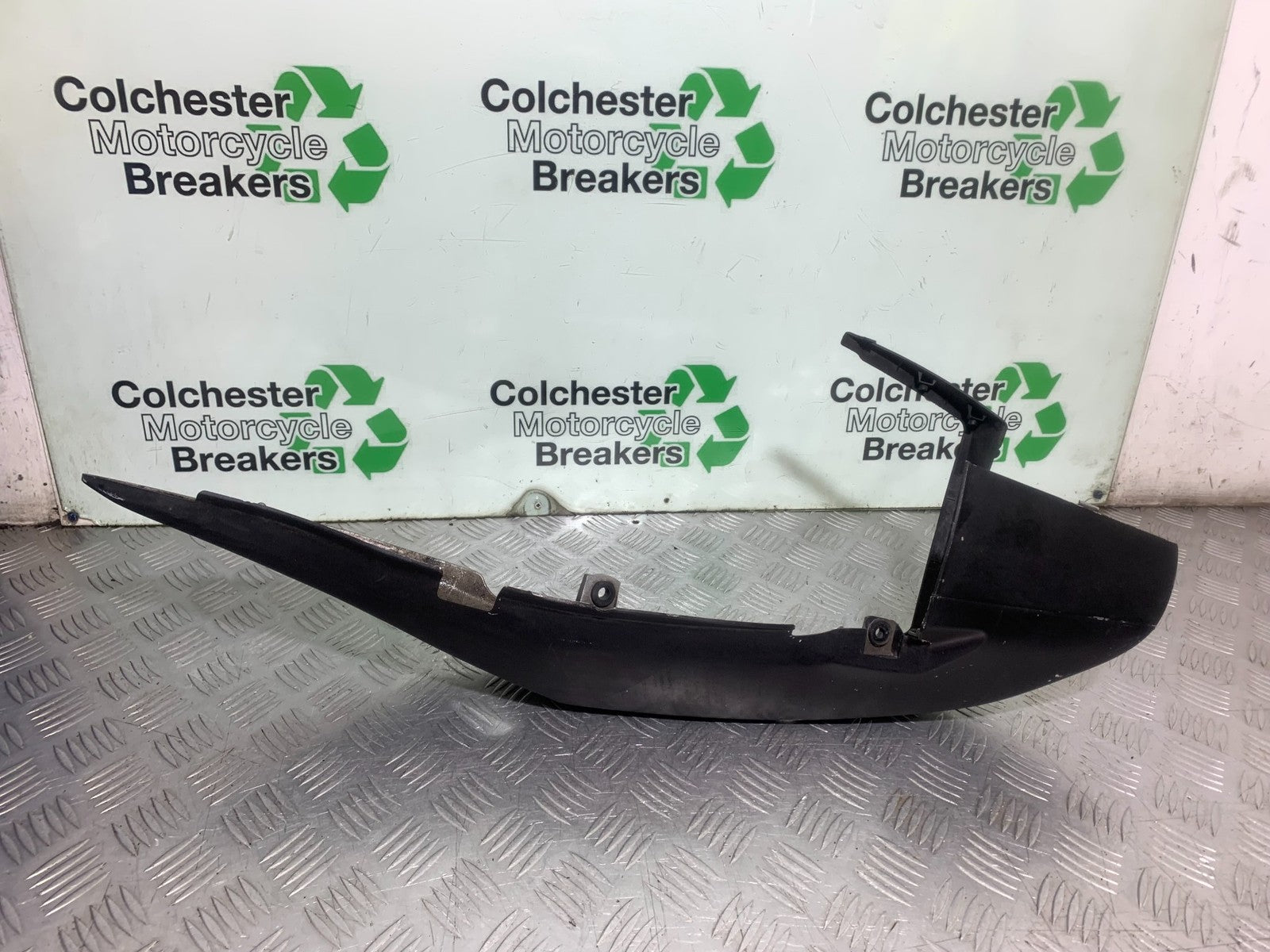 SUZUKI GS500 GS 500 LEFT SEAT PANEL   YEAR 2001-2008 (CMB1254)