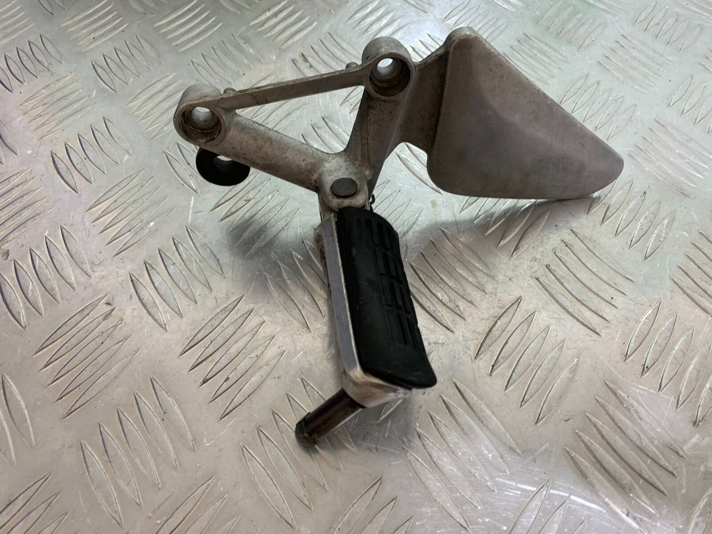 HONDA CBR1100 BLACKBIRD FRONT LEFT HANGER AND PEG  YEAR 1996-1998 (CMB1017)