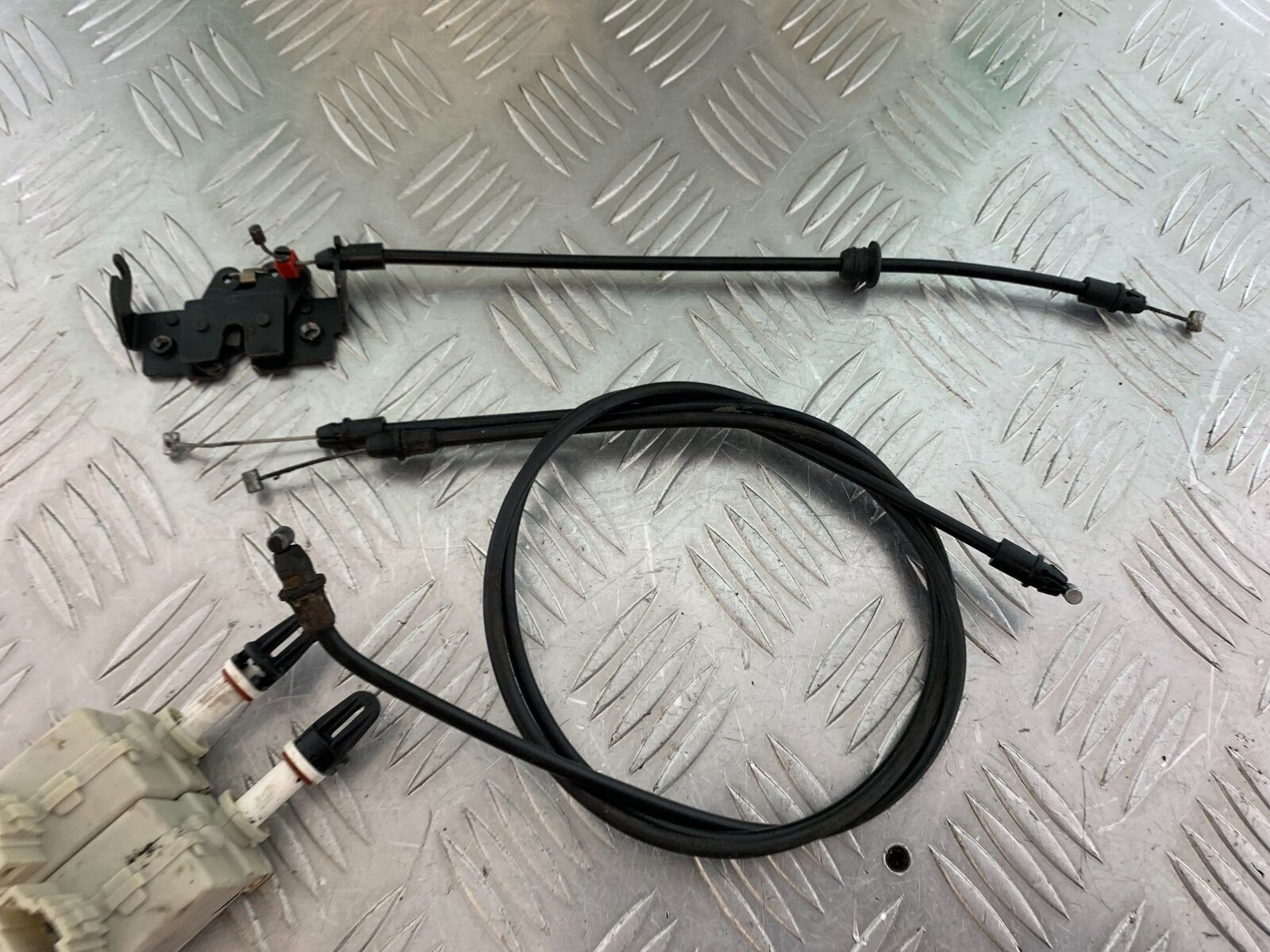 PIAGGIO X EVO 400 RELEASE CABLES AND CATCHES   YEAR 2007-2011 (CMB1069)