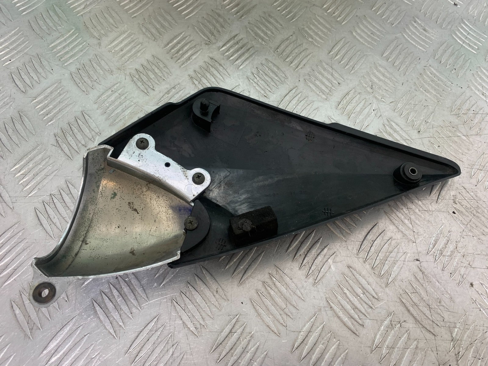 SUZUKI GSF600 GSF 600 BANDIT LEFT SIDE PANEL   2000-2004 (CMB1269)