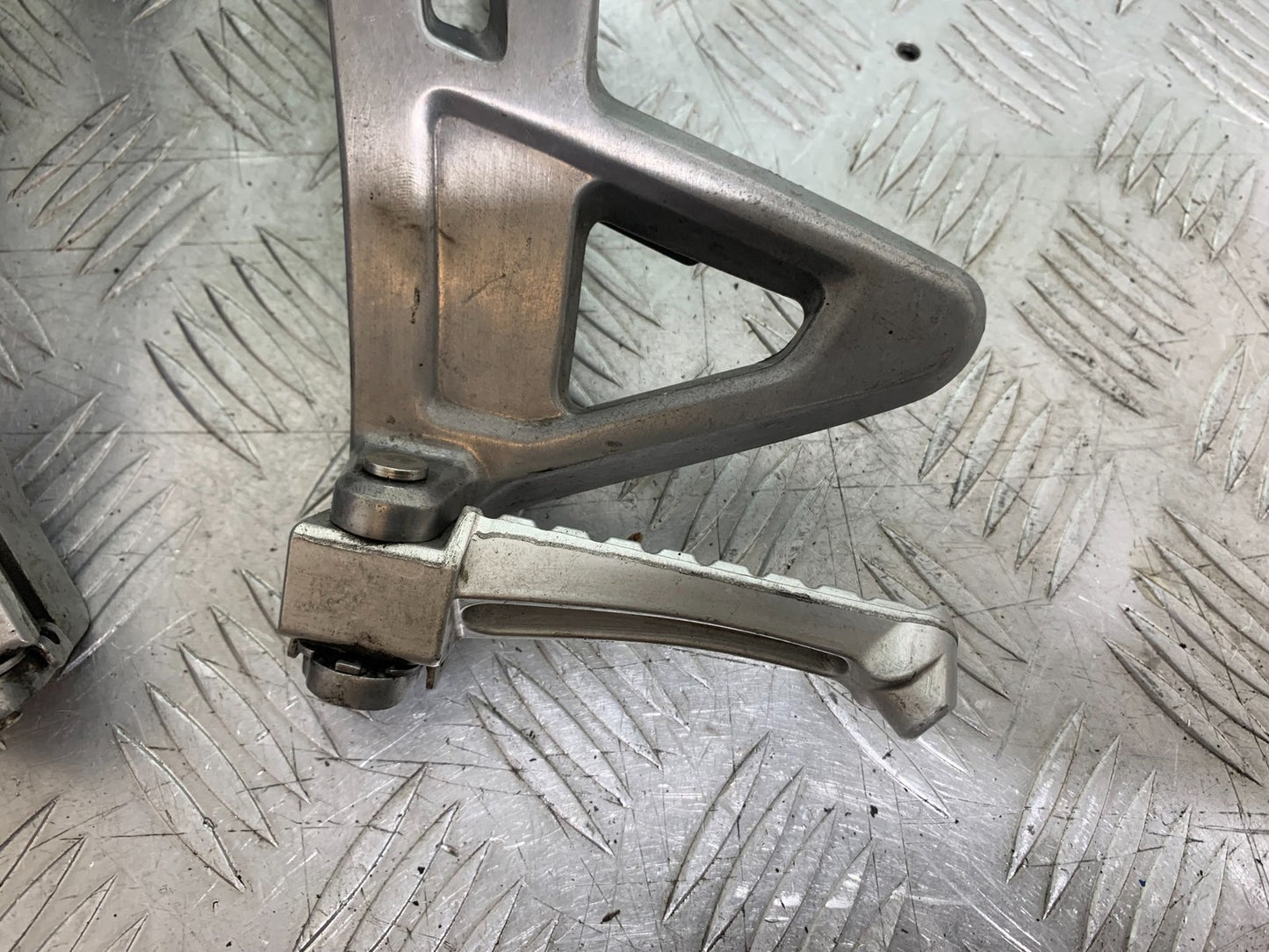 TRIUMPH SPEED TRIPLE R 1050 REAR HANGERS AND PEGS   2009 (CMB1183)