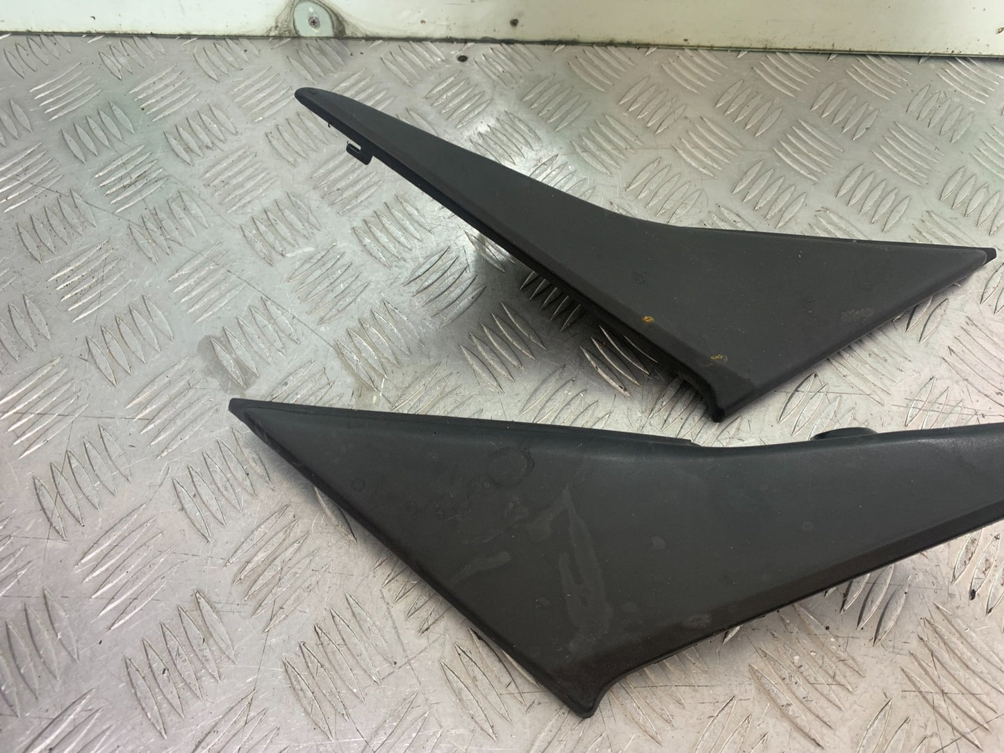HONDA CBR600 CBR 600 RR LEFT AND RIGHT SIDE INFILLS    YEAR 2003-2004 CMB1173)
