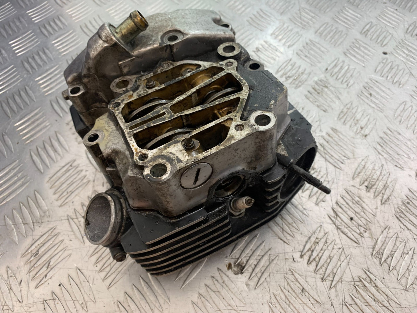 HONDA VT700 VT 700 SHADOW REAR CYLINDER HEAD YEAR 1984-85 (CMB1328)