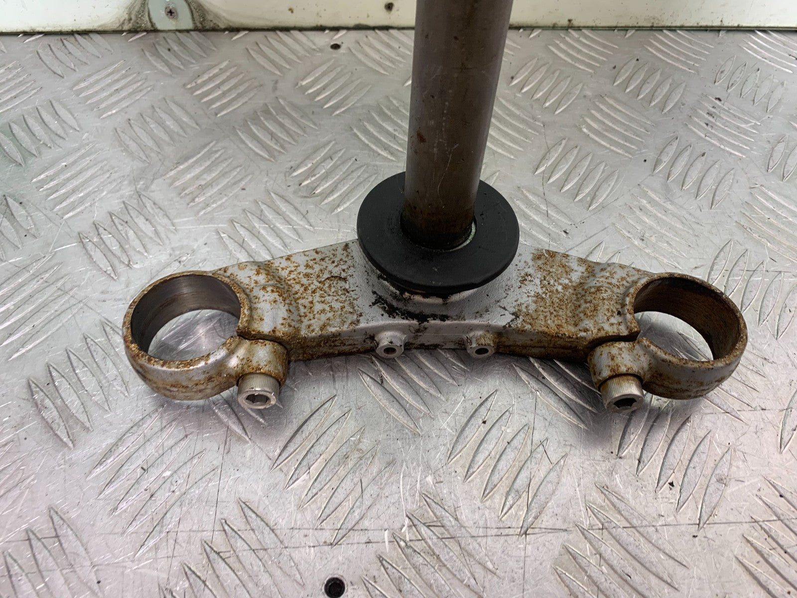 TRIUMPH 955i SPRINT ST BOTTOM YOKE  YEAR 1999-04 (CMB1230)