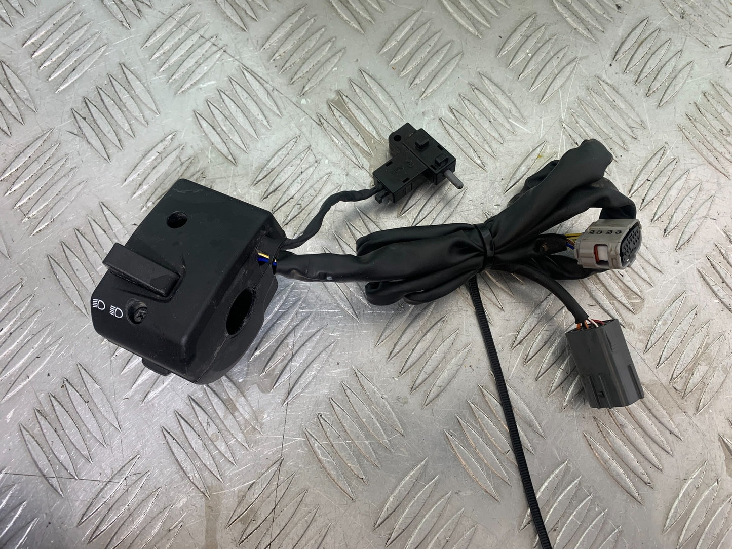 TRIUMPH TRIDENT 660 LEFT SWITCH GEAR   YEAR 2021-2024 (CMB1148)