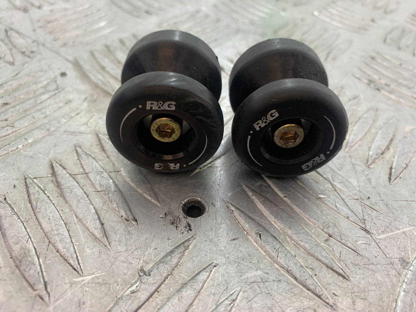 YAMAHA YZF R1 14 B BIG BANG SWINGARM BOBBINS  2009-14 (CMB1175)